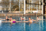 Aqua-Dance ist ein dynamisches Ganzkörper-Workout im flachen Wasser