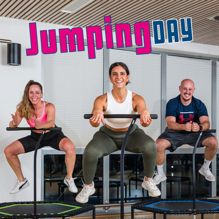 Spring dich fit bei unserem Jumping Day!

Erlebe den ultimativen Fitnessspaß auf dem Trampolin!
Unser Jumping Day bietet dir ein energiegeladenes Workout, das nicht nur deine Ausdauer verbessert, sondern auch jede Menge Spaß macht.
Egal ob Anfänger oder Fortgeschrittener, bei uns ist jeder herzlich willkommen.
