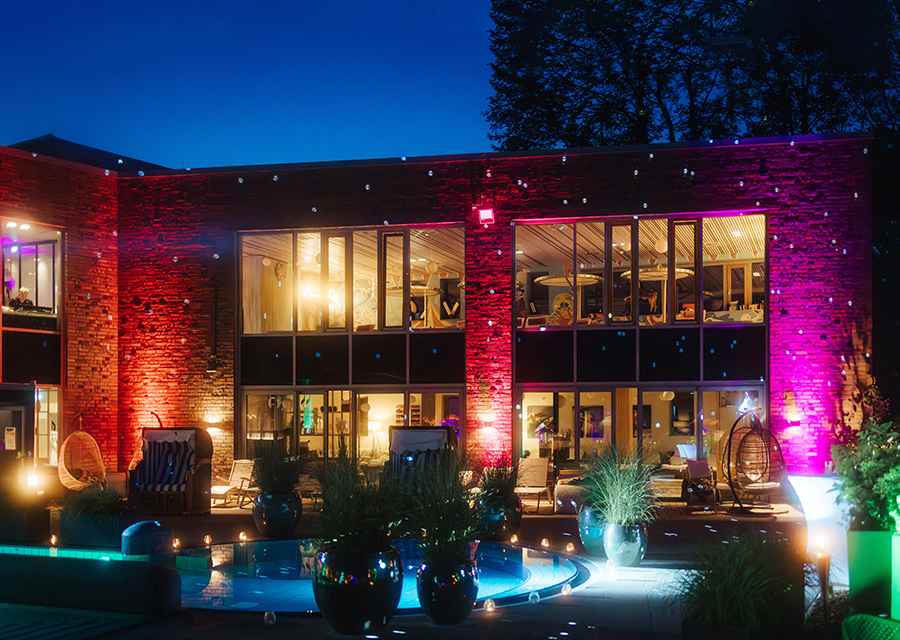 SaunaWelt Garten illuminiert Gebäude